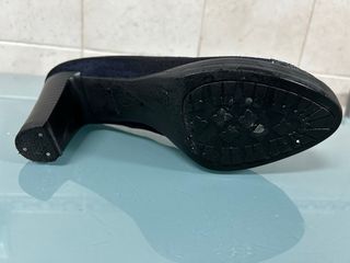 Zapatos de salón azul con brillos