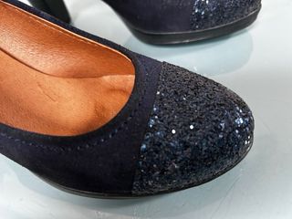 Zapatos de salón azul con brillos