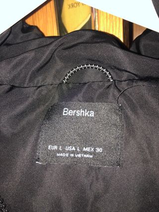 Parka Bershka negra capucha talla L
