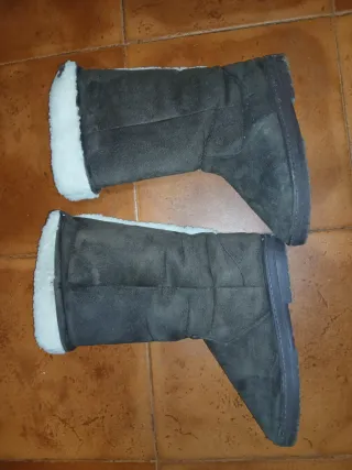 Botas de borrego marrones y blancas calentita.