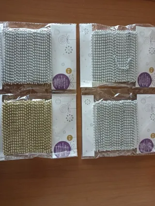 N.4 decorazioni perline da metri 5, oro e argento.