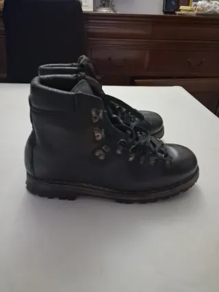 Botas de montaña vintage negras