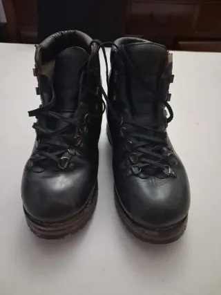 Botas de montaña vintage negras