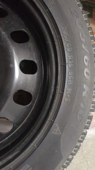 4 Neumáticos invierno con llantas y tornillos