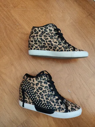 Zapatillas leopardo con cuña y tachuelas