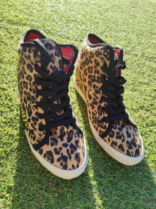 Zapatillas leopardo con cuña y tachuelas