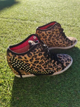 Zapatillas leopardo con cuña y tachuelas