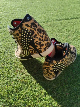 Zapatillas leopardo con cuña y tachuelas