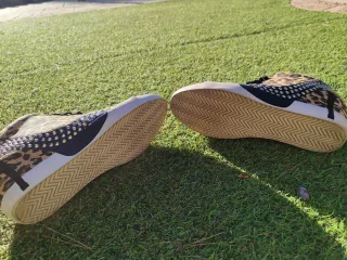 Zapatillas leopardo con cuña y tachuelas