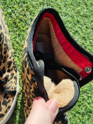 Zapatillas leopardo con cuña y tachuelas