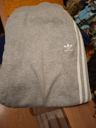 Pantalón Adidas Gris con Rayas Blancas