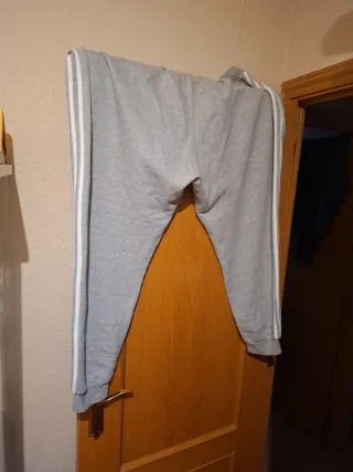 Pantalón Adidas Gris con Rayas Blancas