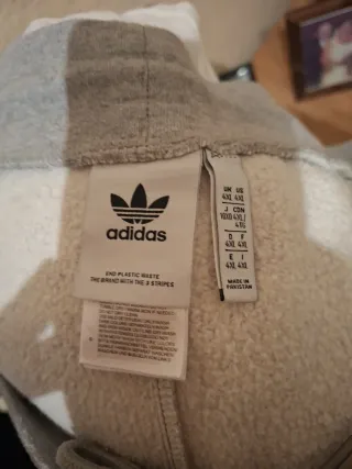Pantalón Adidas Gris con Rayas Blancas
