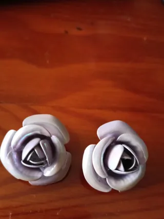 Pendientes clip forma rosa morado y blanco con ton