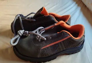 Zapatos de seguridad marrones y naranjas
