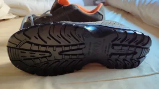 Zapatos de seguridad marrones y naranjas