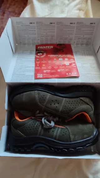 Zapatos de seguridad marrones y naranjas