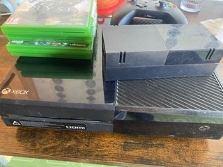 Xbox One Console Nera completa di giochi.