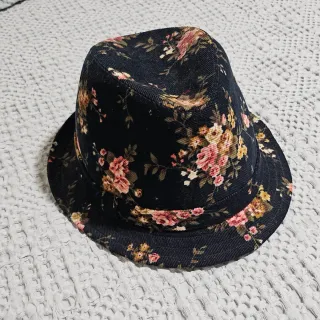 Sombrero de pana floral negro y rosa