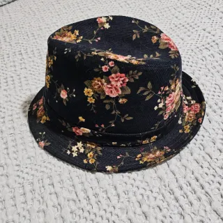 Sombrero de pana floral negro y rosa