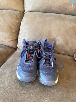 Sneakers da basket per bambini blu e rosse (Decatlón)