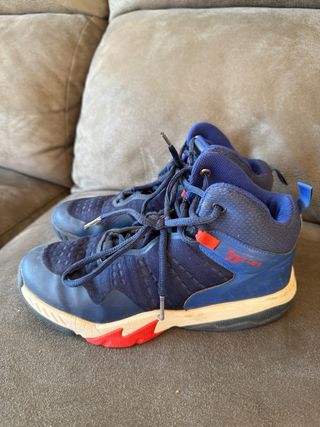 Sneakers da basket per bambini blu e rosse (Decatlón)