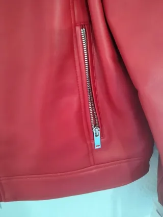 Cazadora Kiabi señora roja con etiqueta