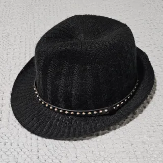 Sombrero negro tejido con tachuelas