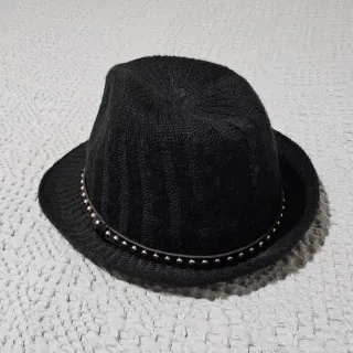 Sombrero negro tejido con tachuelas