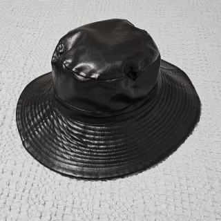 Sombrero negro impermeable