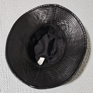 Sombrero negro impermeable