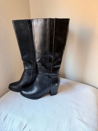 Botas altas negras casi nuevas