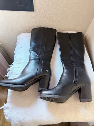 Botas altas negras casi nuevas