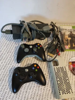 Consolle Xbox 360: Console, 2 Controller, Giochi e Cavi