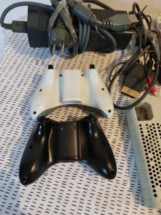 Consolle Xbox 360: Console, 2 Controller, Giochi e Cavi