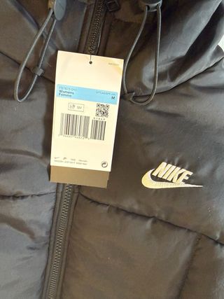 Plumas Nike Negra con Capucha