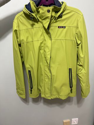 Chubasquero verde con capucha