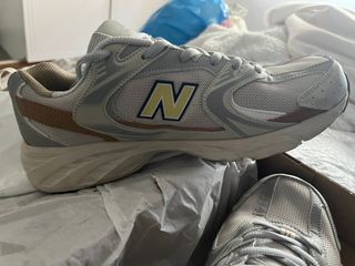 Zapatillas New Balance grises y beige