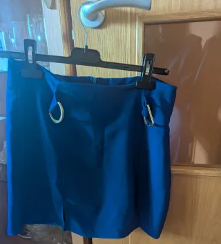 Falda pantalón azul con detalles