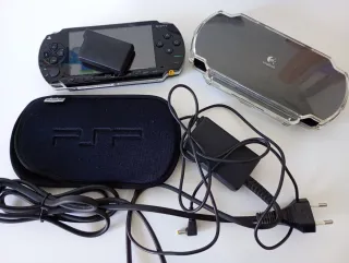 Sony PSP Negra 1004 + 2 fundas + caja original
