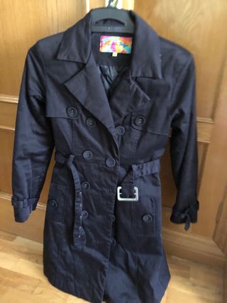 Abrigo negro con cinturón muy elegante