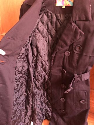 Abrigo negro con cinturón muy elegante