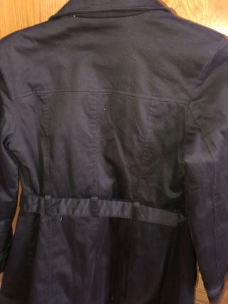 Abrigo negro con cinturón muy elegante