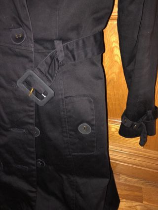 Abrigo negro con cinturón muy elegante