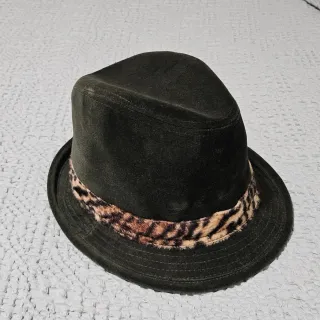 Sombrero verde con estampado animal