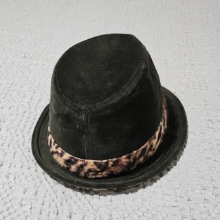 Sombrero verde con estampado animal
