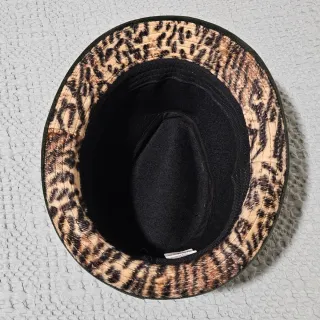 Sombrero verde con estampado animal