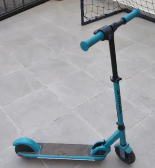 Patín eléctrico color turquesa