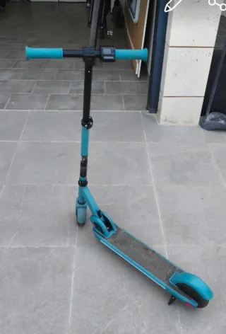 Patín eléctrico color turquesa