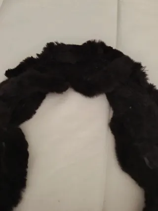 Bufanda negra de pelo sintético